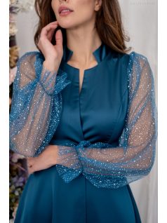   Írisz - Különleges dekoltázsú maxi hosszú, strasszos tüll ujjakkal petrolkék színben, szatén anyagból