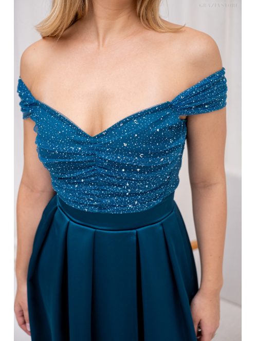 Inez – ráncolt felsőrészű, romantikus petrolkék színű szatén maxi ruha csillogós tüllel