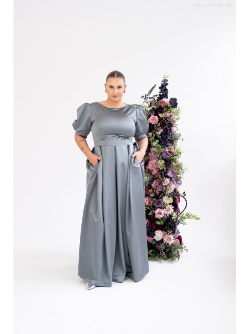 Andrea – zöldesszürke szatén maxi ruha puffos ujjakkal és különleges hátkivágással 