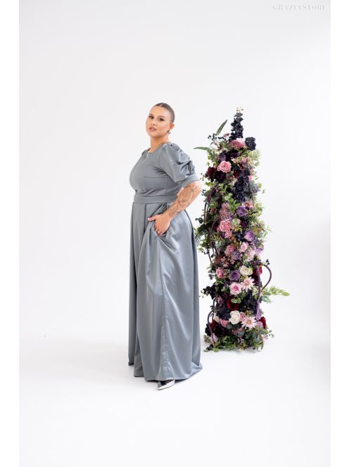 Andrea – zöldesszürke szatén maxi ruha puffos ujjakkal és különleges hátkivágással 