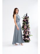 Írisz - Különleges dekoltázsú, ujjatlan maxi ruha zöldeszürke színben, szatén anyagból