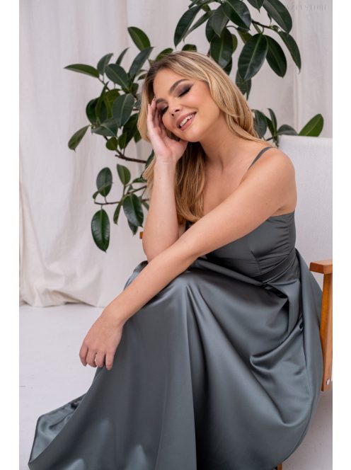 Chloe – Vékony pántos, szív kivágású maxi ruha zöldesszürke színben szatén anyagból