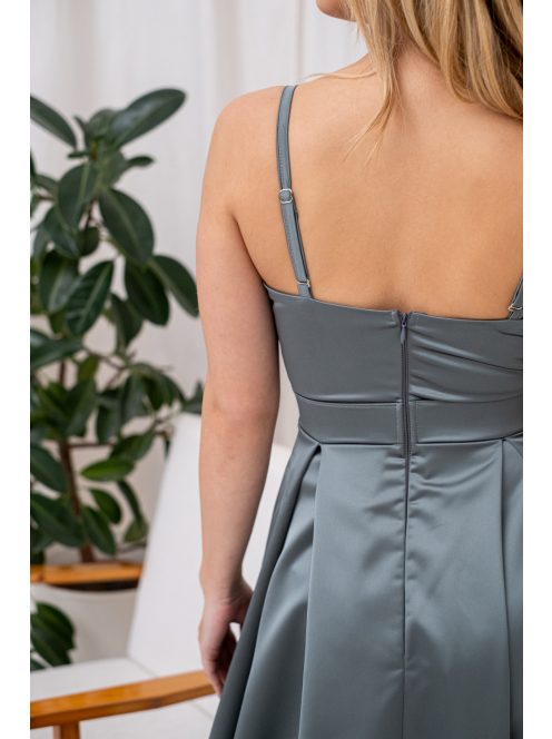 Chloe – Vékony pántos, szív kivágású maxi ruha zöldesszürke színben szatén anyagból