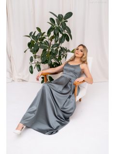   Chloe – Vékony pántos, szív kivágású maxi ruha zöldesszürke színben szatén anyagból