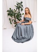 Audrey - szív kivágású szatén maxi ruha zöldesszürke színben.