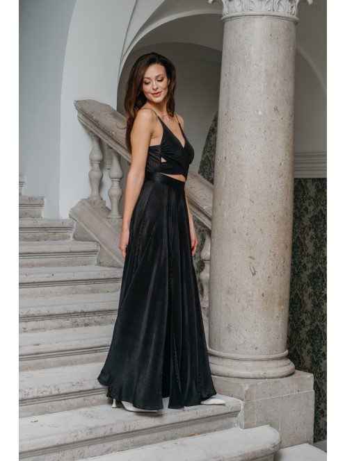 Yvonne - pliszírozott, fekete maxi ruha keresztezett felsővel.