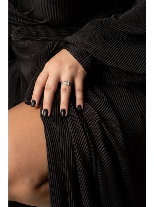 Daisy – átlapolt, hosszú ujjú pliszírozott maxi ruha fekete színben