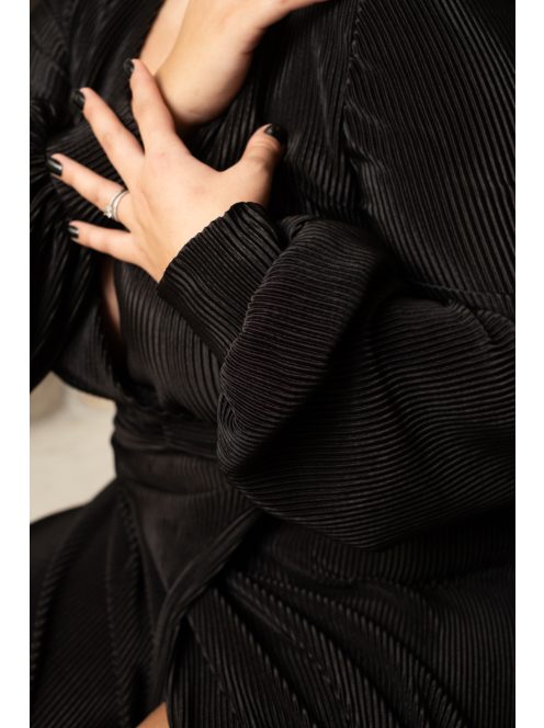 Daisy – átlapolt, hosszú ujjú pliszírozott maxi ruha fekete színben