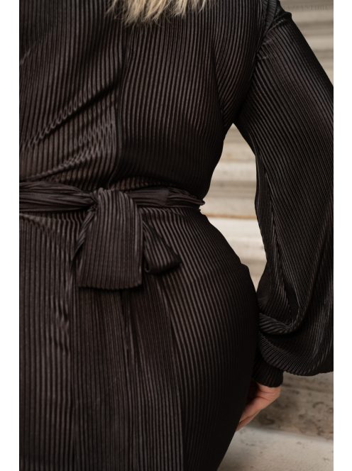 Daisy – átlapolt, hosszú ujjú pliszírozott maxi ruha fekete színben