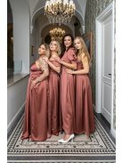 Andrea – szatén maxi ruha puffos ujjakkal és különleges hátkivágással tégla színben
