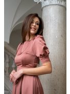 Andrea – szatén maxi ruha puffos ujjakkal és különleges hátkivágással tégla színben