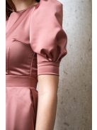 Andrea – szatén maxi ruha puffos ujjakkal és különleges hátkivágással tégla színben