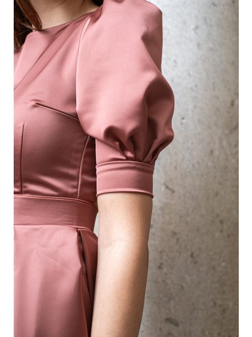 Andrea – szatén maxi ruha puffos ujjakkal és különleges hátkivágással tégla színben