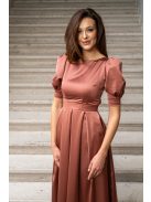 Andrea – szatén maxi ruha puffos ujjakkal és különleges hátkivágással.
