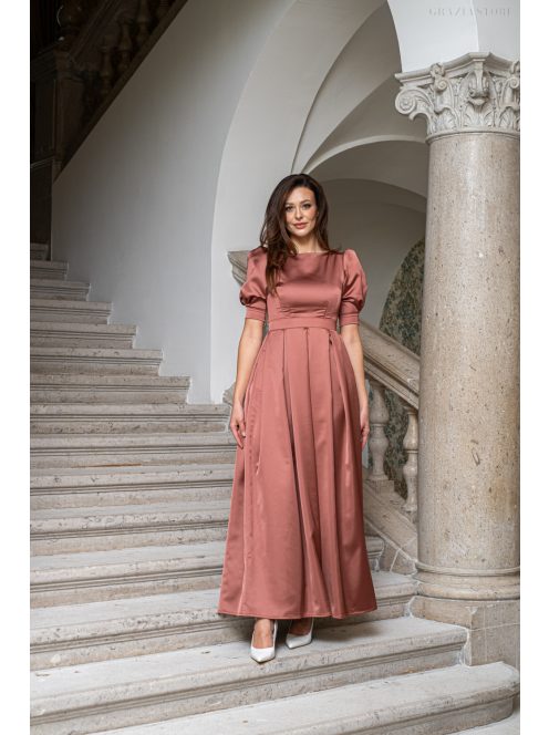 Andrea – szatén maxi ruha puffos ujjakkal és különleges hátkivágással tégla színben