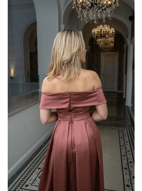 Audrey - szív kivágású maxi ruha tégla színben szatén anyagból.