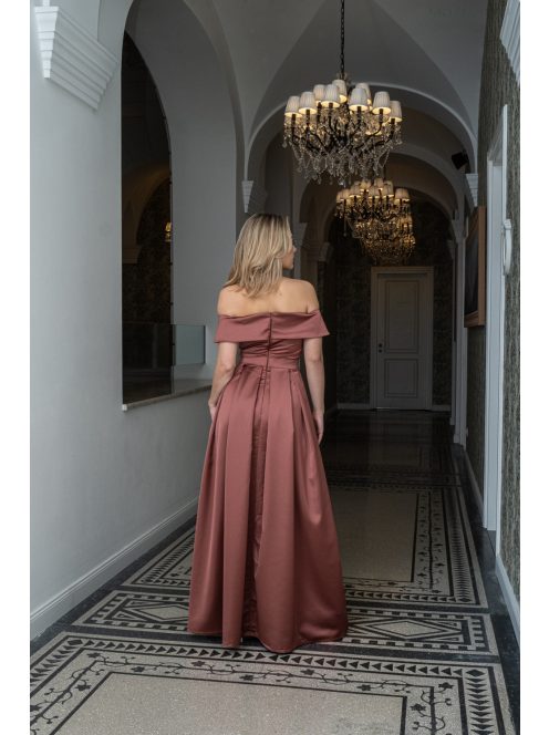 Audrey - szív kivágású maxi ruha tégla színben szatén anyagból.