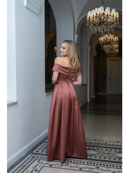 Audrey - szív kivágású maxi ruha tégla színben szatén anyagból.