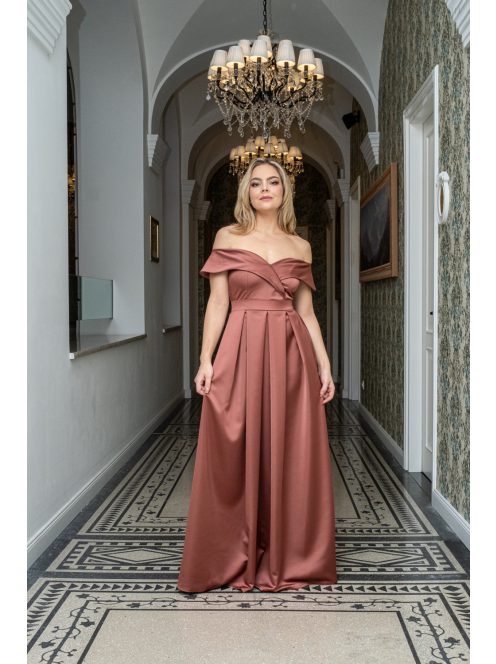 Audrey - szív kivágású maxi ruha tégla színben szatén anyagból.