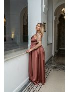Zenina – V-kivágású szatén maxi ruha spagetti pántokkal tégla színben 