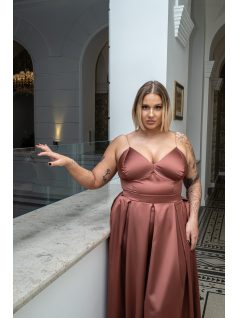   Zenina – V-kivágású szatén maxi ruha spagetti pántokkal tégla színben 