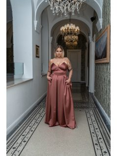   Zenina – V-kivágású szatén maxi ruha spagetti pántokkal tégla színben 