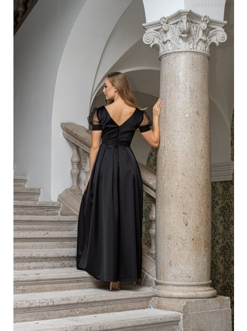 Ramóna – enyhén puffos ujjú ráncolt dekoltázsú fekete maxi ruha.