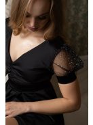 Ramóna – enyhén puffos ujjú ráncolt dekoltázsú fekete maxi ruha.