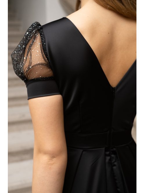 Ramóna – enyhén puffos ujjú ráncolt dekoltázsú fekete maxi ruha.