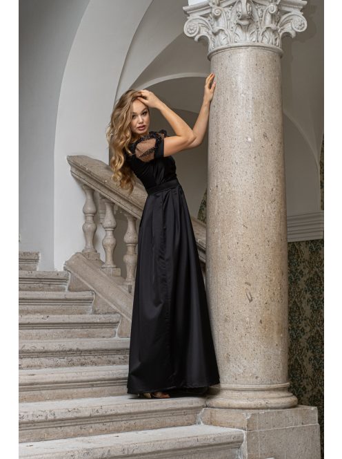 Ramóna – enyhén puffos ujjú ráncolt dekoltázsú fekete maxi ruha.