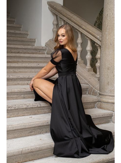 Ramóna – enyhén puffos ujjú ráncolt dekoltázsú fekete maxi ruha.