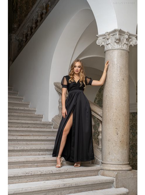 Ramóna – enyhén puffos ujjú ráncolt dekoltázsú fekete maxi ruha.