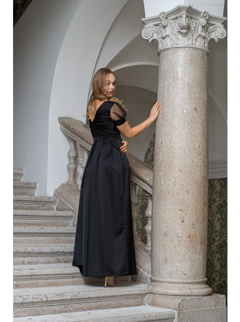 Ramóna – enyhén puffos ujjú ráncolt dekoltázsú fekete maxi ruha.