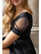 Ramóna – enyhén puffos ujjú ráncolt dekoltázsú fekete maxi ruha.