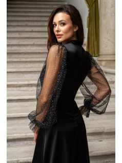 Írisz - Különleges dekoltázsú maxi ruha hosszú, strasszos tüll ujjakkal.