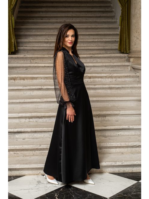 Írisz - Különleges dekoltázsú maxi ruha hosszú, strasszos tüll ujjakkal.