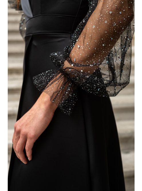 Írisz - Különleges dekoltázsú maxi ruha hosszú, strasszos tüll ujjakkal.