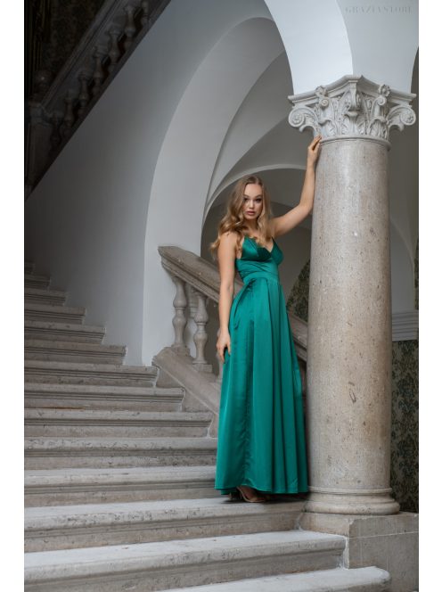 Zenina – V-kivágású szatén maxi ruha spagetti pántokkal zöld színben.