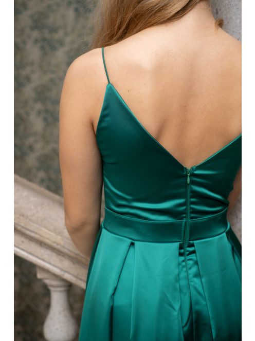Zenina – V-kivágású szatén maxi ruha spagetti pántokkal zöld színben.