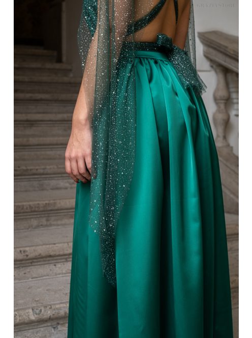 Scarlett - különleges maxi ruha keresztezett hátrésszel zöld színben strasszos tüllel