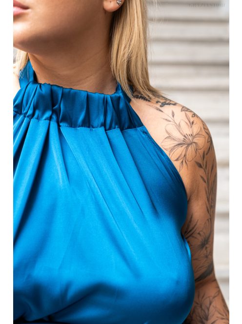 Olga – nyak és derékban megkötős maxi ruha light szatén anyagból.