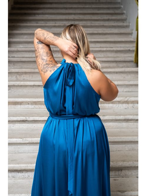 Olga – nyak és derékban megkötős maxi ruha light szatén anyagból.