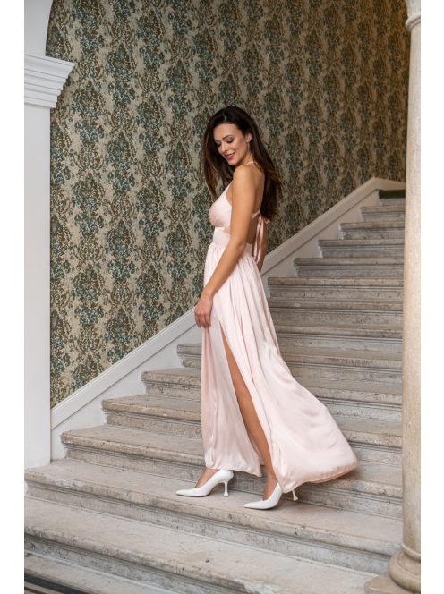 Emma - V-kivágású barack színű maxi ruha különleges hátrésszel light szatén anyagból