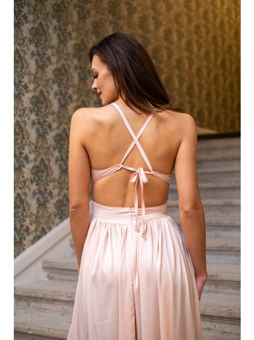 Emma - V-kivágású barack színű maxi ruha különleges hátrésszel light szatén anyagból