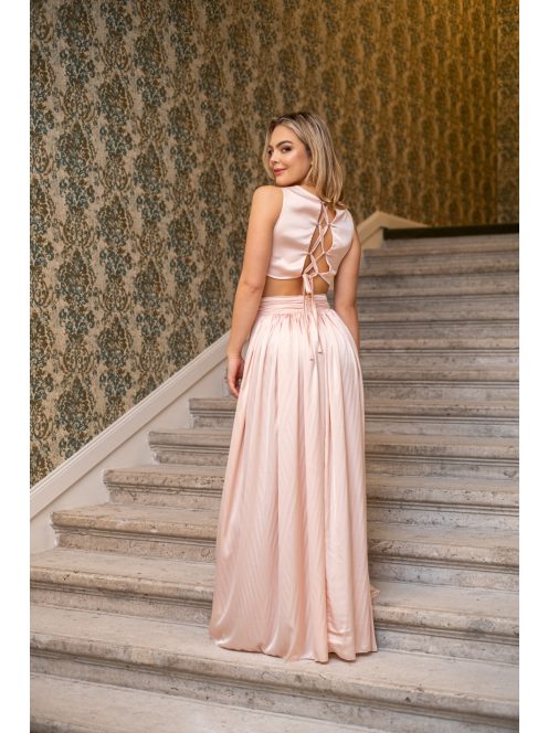 Kamilla – különleges, hátán fűzős maxi ruha barack színben.