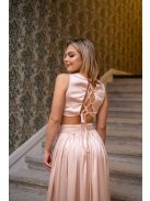 Kamilla – különleges, hátán fűzős maxi ruha barack színben.