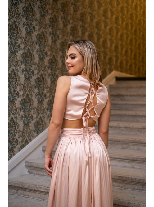 Kamilla – különleges, hátán fűzős maxi ruha barack színben.