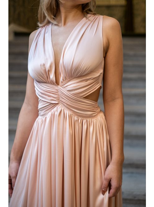 Kamilla – különleges, hátán fűzős maxi ruha barack színben.