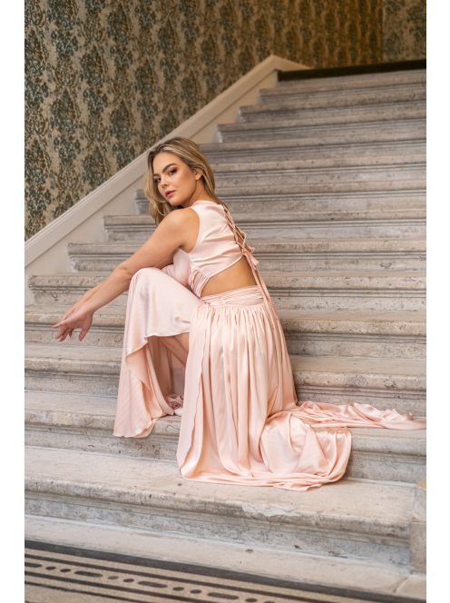 Kamilla – különleges, hátán fűzős maxi ruha barack színben.