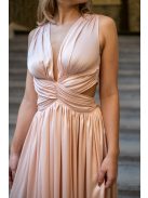 Kamilla – különleges, hátán fűzős maxi ruha barack színben.
